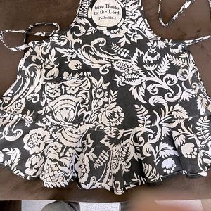 Cypress Home Apron. Lg Bottom Ruffle. Pocket. 100% Cotton.Embroidered. Floral.